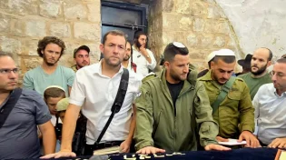 אלפים התפללו הלילה בקבר יוסף, וביקשו רחמים