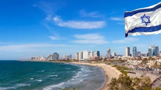 חופי ת"א והרצליה נצבעו בשחור מזיהום אחרי הגשם הראשון