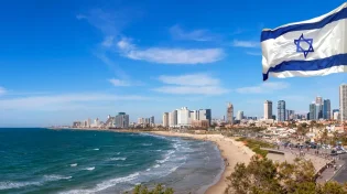 חופי ת"א והרצליה נצבעו בשחור מזיהום אחרי הגשם הראשון