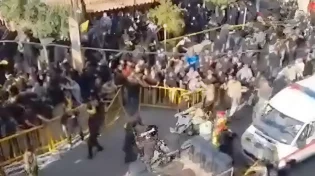 צפו: פיצוצים באמצע הלווית המחבלים
