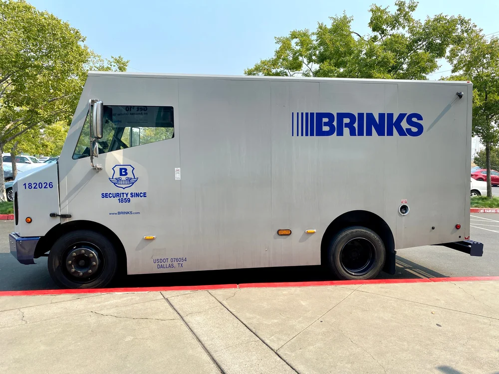 חבילת מטבעות כסף של עובד ברינקס נפלה לבור בירושלים 