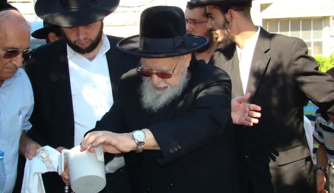 מרן הרב עובדיה על מעלת אכילת סעודה רביעית