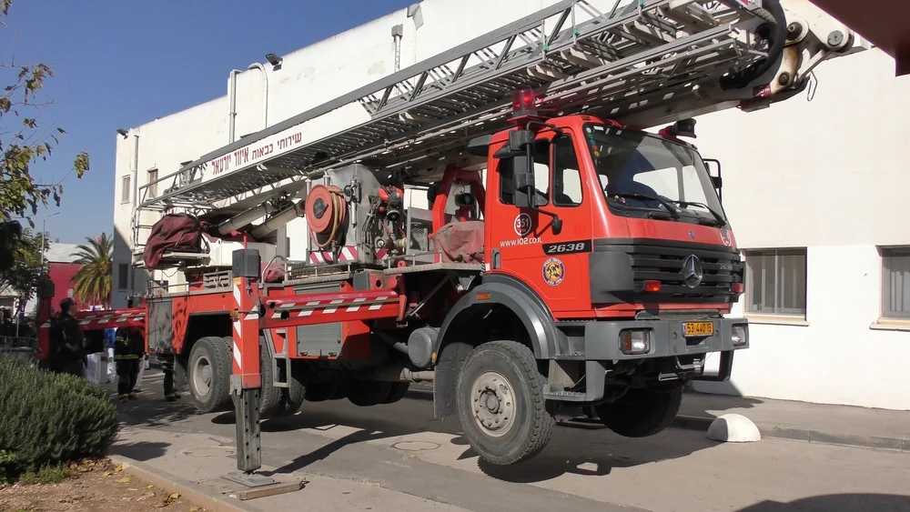 לוחם האש שלומי גולדשטיין על זירת נפילת הרקטה לוחם האש שלומי גולדשטיין על זירת נפילת הרקטה