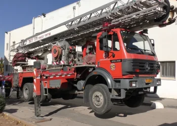 לוחם האש שלומי גולדשטיין על זירת נפילת הרקטה 