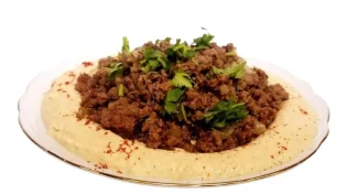 ארוחת צהריים מושלמת: בשר טחון על מצע של חומוס