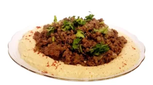 ארוחת צהריים מושלמת: בשר טחון על מצע של חומוס