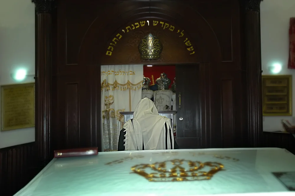 האם יש לעמוד בפני הרב בכל פעם שהוא נכנס? האם יש לעמוד בפני הרב בכל פעם שהוא נכנס?