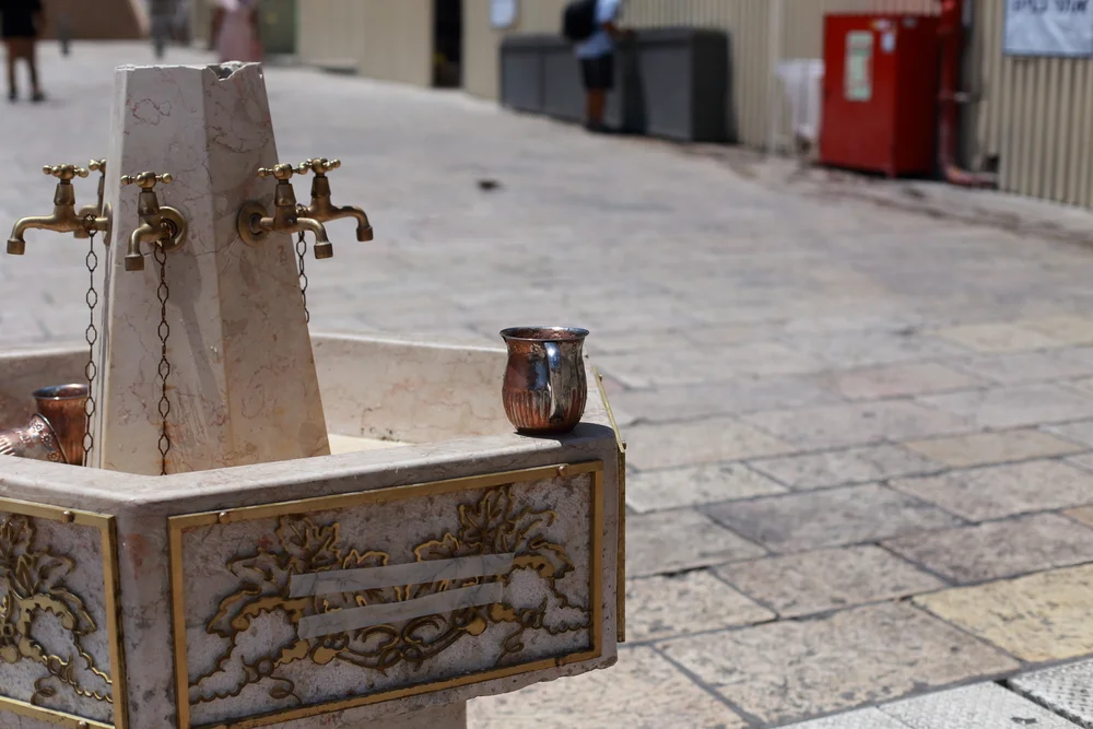 למה נוטלים ידיים עם נטלה?