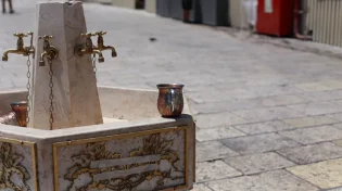למה נוטלים ידיים עם נטלה?
