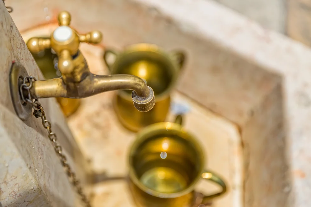 האם מברכים על נטילת ידיים ביציאה מבית עלמין?