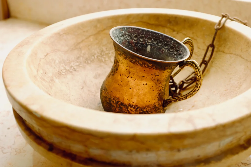 מהי הכמות המינימלית של מים הנדרשת לנטילת ידיים?