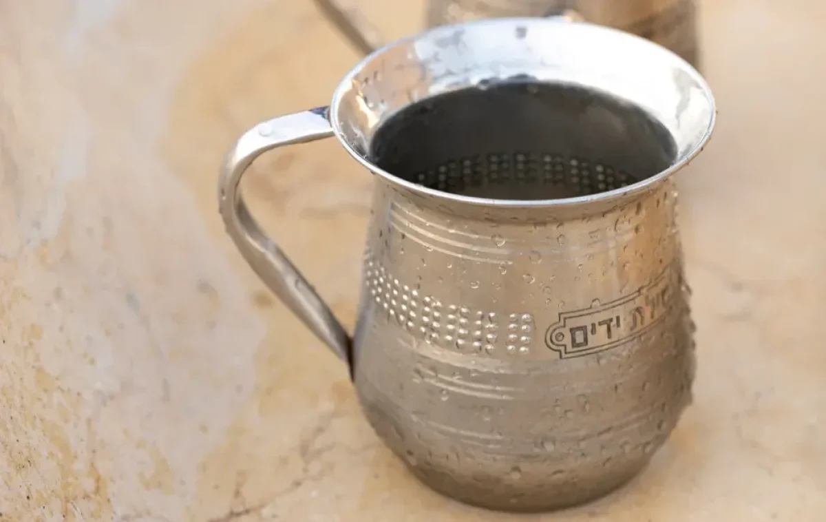 האם חובה ליטול ידיים לפני שתיית יין או משקאות אחרים? האם חובה ליטול ידיים לפני שתיית יין או משקאות אחרים?