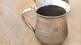 האם חובה ליטול ידיים לפני שתיית יין או משקאות אחרים?