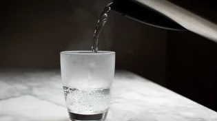 האם מים פושרים או חמים מתאימים לנטילת ידיים?