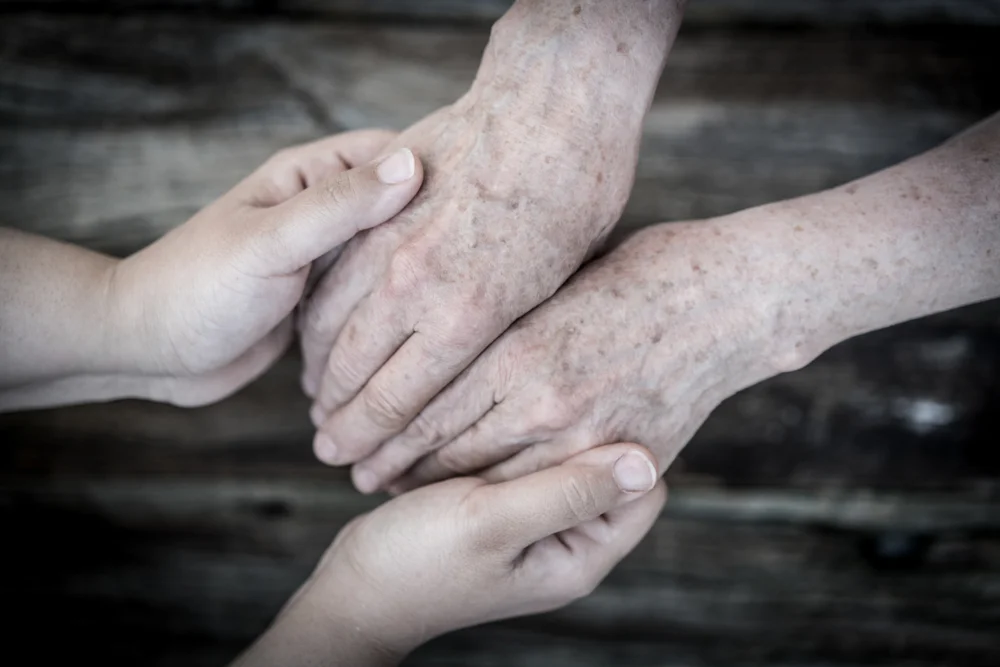 מה עושים כאשר כיבוד הורים פוגע בבריאות נפשית או פיזית? הרב יהונתן ענבה משיב על השאלה