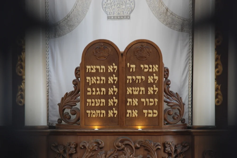 מה עושים אם ההורים מצווים את ילדם לעבור על מצוות התורה? הרב יהונתן ענבה משיב על השאלה