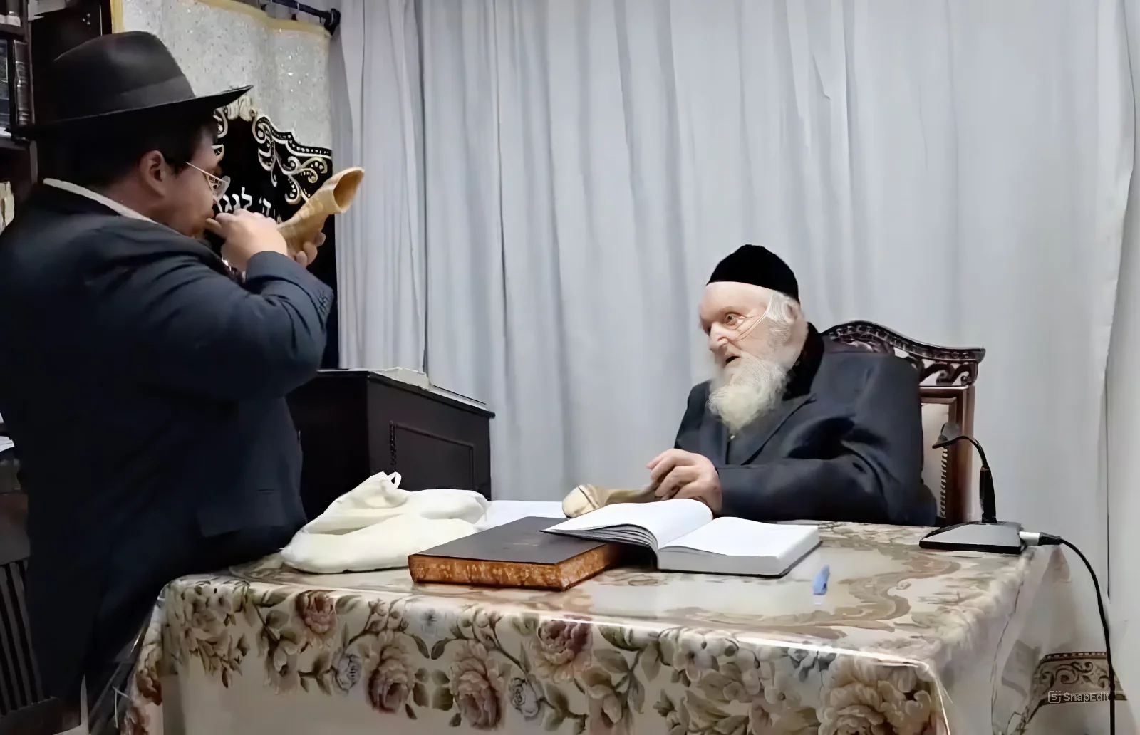 בעל התוקע של בית הכנסת של הרב הגיע להתאמן על תקיעות השופר לקראת ראש השנה בעל התוקע של בית הכנסת של הרב הגיע להתאמן על תקיעות השופר לקראת ראש השנה