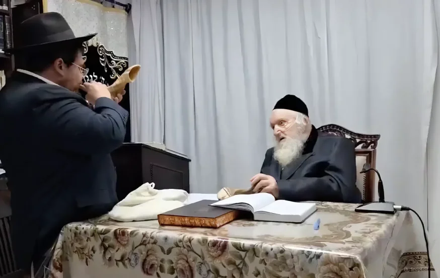 בעל התוקע של בית הכנסת של הרב הגיע להתאמן על תקיעות השופר לקראת ראש השנה