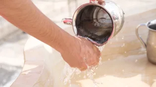 מה יש לעשות אם לא נשפכו מספיק מים על הידיים?