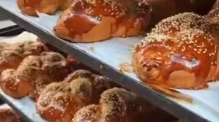 צפו: כך מכינים עשרות אלפי מאפים בהכנסת אורחים באומן