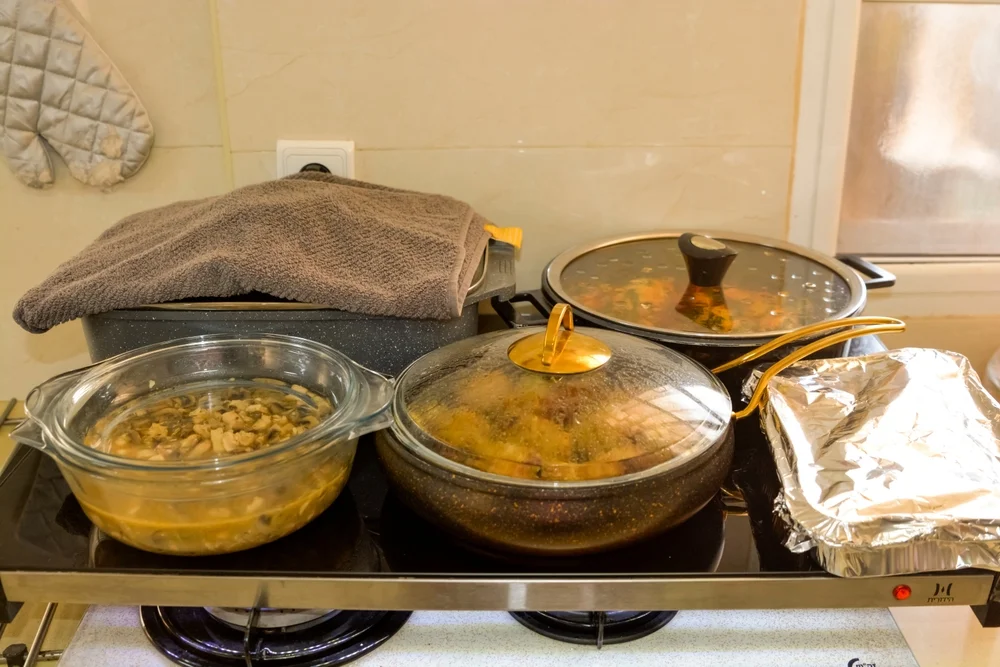 כיצד נכון לחמם מחדש אוכל שהוסר מהפלטה במהלך השבת? הרב עזרא שקלים משיב על השאלה כיצד נכון לחמם מחדש אוכל שהוסר מהפלטה במהלך השבת? הרב עזרא שקלים משיב על השאלה