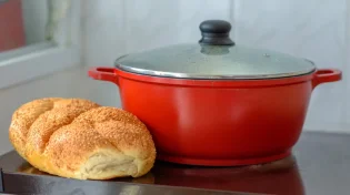 האם מותר להניח תבשיל מבושל למחצה על הפלטה בערב שבת?