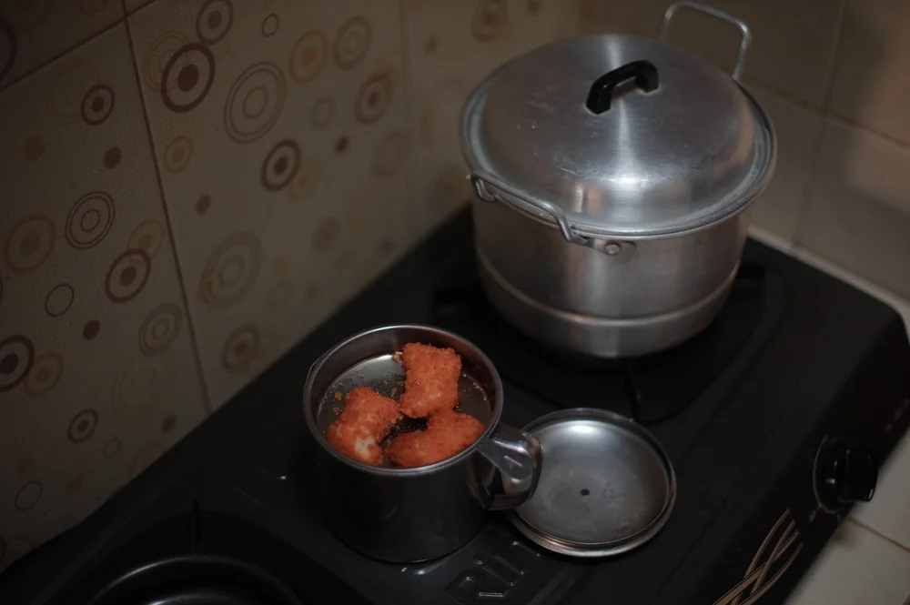 האם יש סוגי תבשילים שאסור להניח על הפלטה בשבת? הרב עזרא שקלים משיב על השאלה האם יש סוגי תבשילים שאסור להניח על הפלטה בשבת? הרב עזרא שקלים משיב על השאלה