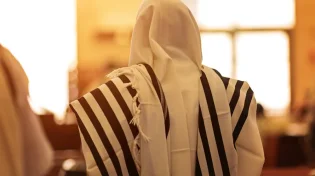 מהם המנהגים המרכזיים של יום כיפור?
