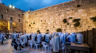 איזה מנהגים מיוחדים מקיימים בעשרת ימי תשובה?