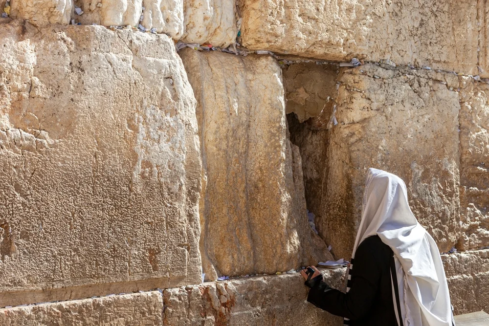 מהו הדין לגבי עשיית תשובה בין אדם למקום בעשרת ימי תשובה? הרב יהונתן ענבה משיב על השאלה 