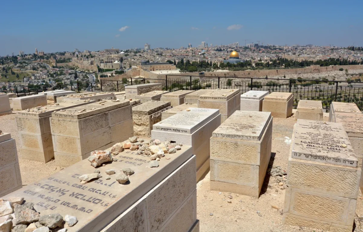 האם צריך ליטול ידיים לאחר ביקור בבית הקברות?