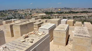 האם צריך ליטול ידיים לאחר ביקור בבית הקברות?