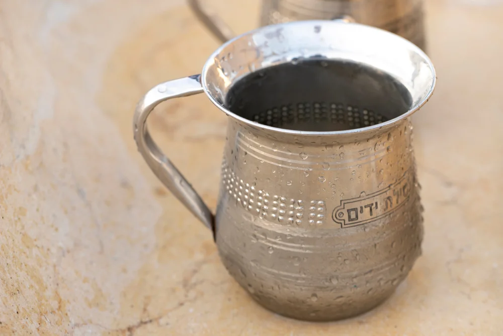 האם צריך ליטול ידיים לאחר נגיעה במקומות מכוסים בגוף?