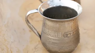 האם צריך ליטול ידיים לאחר נגיעה במקומות מכוסים בגוף?