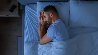 האם צריך ליטול ידיים כשמתעוררים באמצע הלילה?