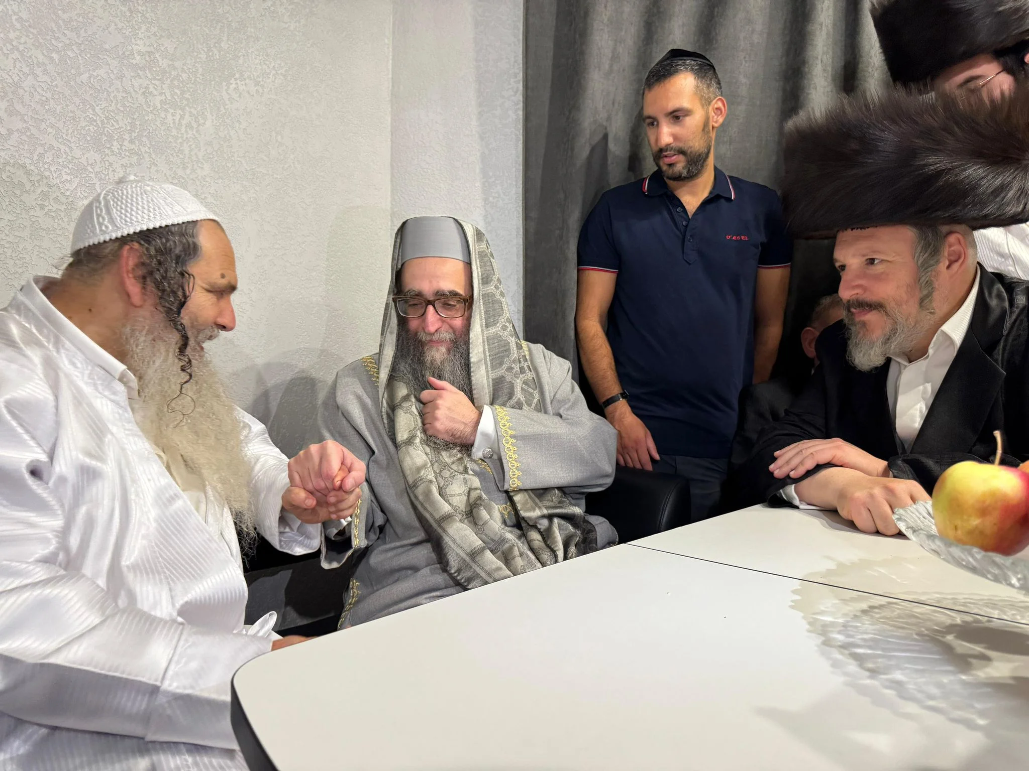 הרב שלום ארוש והרב יאשיהו פינטו נפגשו באומן הרב שלום ארוש והרב יאשיהו פינטו נפגשו באומן