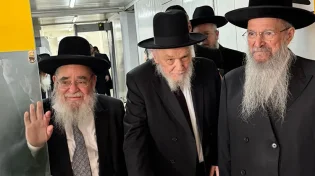 מעמד נדיר בארה"ב: הגרמ"ה הירש נכנס לאצטדיון בפילדלפיה