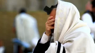באילו תפילות מיוחדות נוהגים להזכיר את שמות ההורים?