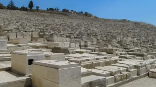 כיצד יש לנהוג בתפילה כאשר אחד ההורים נפטר והאחר חי?