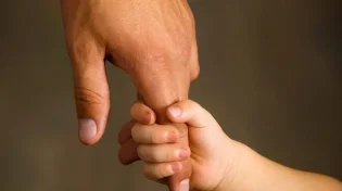 האם ניתן להזכיר שמות של הורים מאומצים בתפילה?