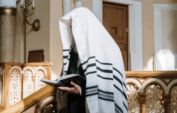 מה ההשלכות הרוחניות כשנמנע מהזכרת שמות הוריו בתפילות? הרב יהונתן ענבה משיב על השאלה מה ההשלכות הרוחניות כשנמנע מהזכרת שמות הוריו בתפילות? הרב יהונתן ענבה משיב על השאלה