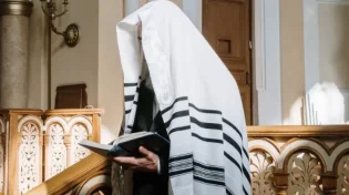 מה ההשלכות הרוחניות כשנמנע מהזכרת שמות הוריו בתפילות?