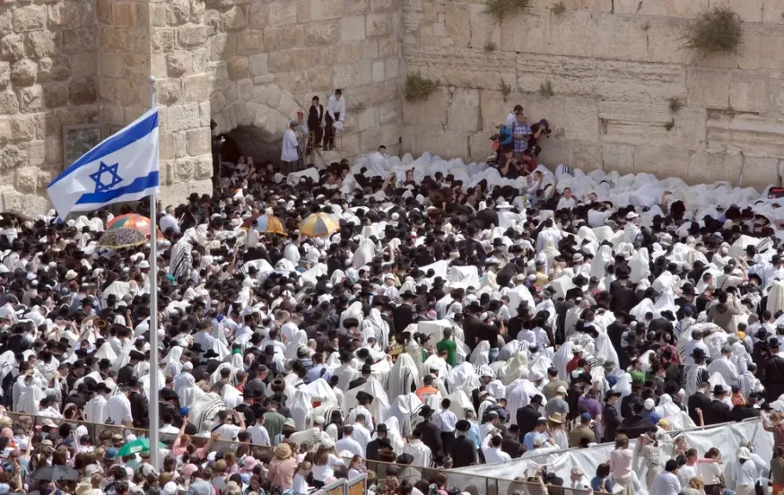 האם יש ברכה מיוחדת לכהן שעושה כפרות? האם יש ברכה מיוחדת לכהן שעושה כפרות?