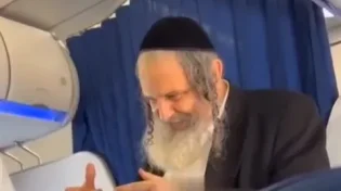 עוד יותר טוב: הרב ארוש רקד במטוס