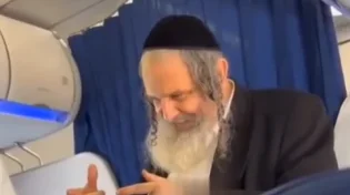 עוד יותר טוב: הרב ארוש רקד במטוס