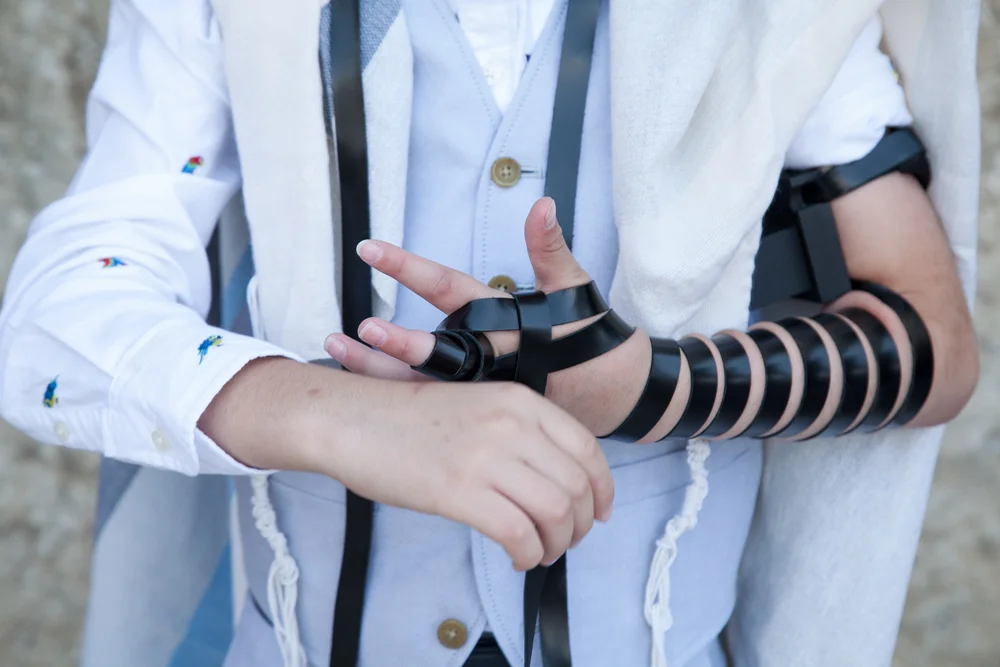 מה ההשפעה של מגורים בחו"ל על שמירת מצוות?