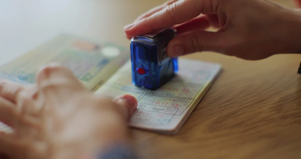 האם מגורים בחו"ל נחשבים לגלות?