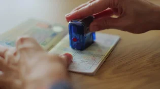 האם מגורים בחו"ל נחשבים לגלות?