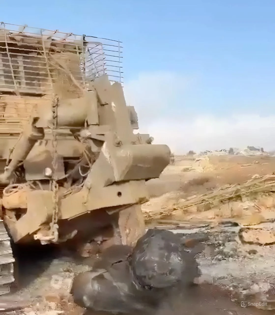  לוחמי צה"ל מנפצים את פסלו של המנהיג האיראני קאסם סולימאני 