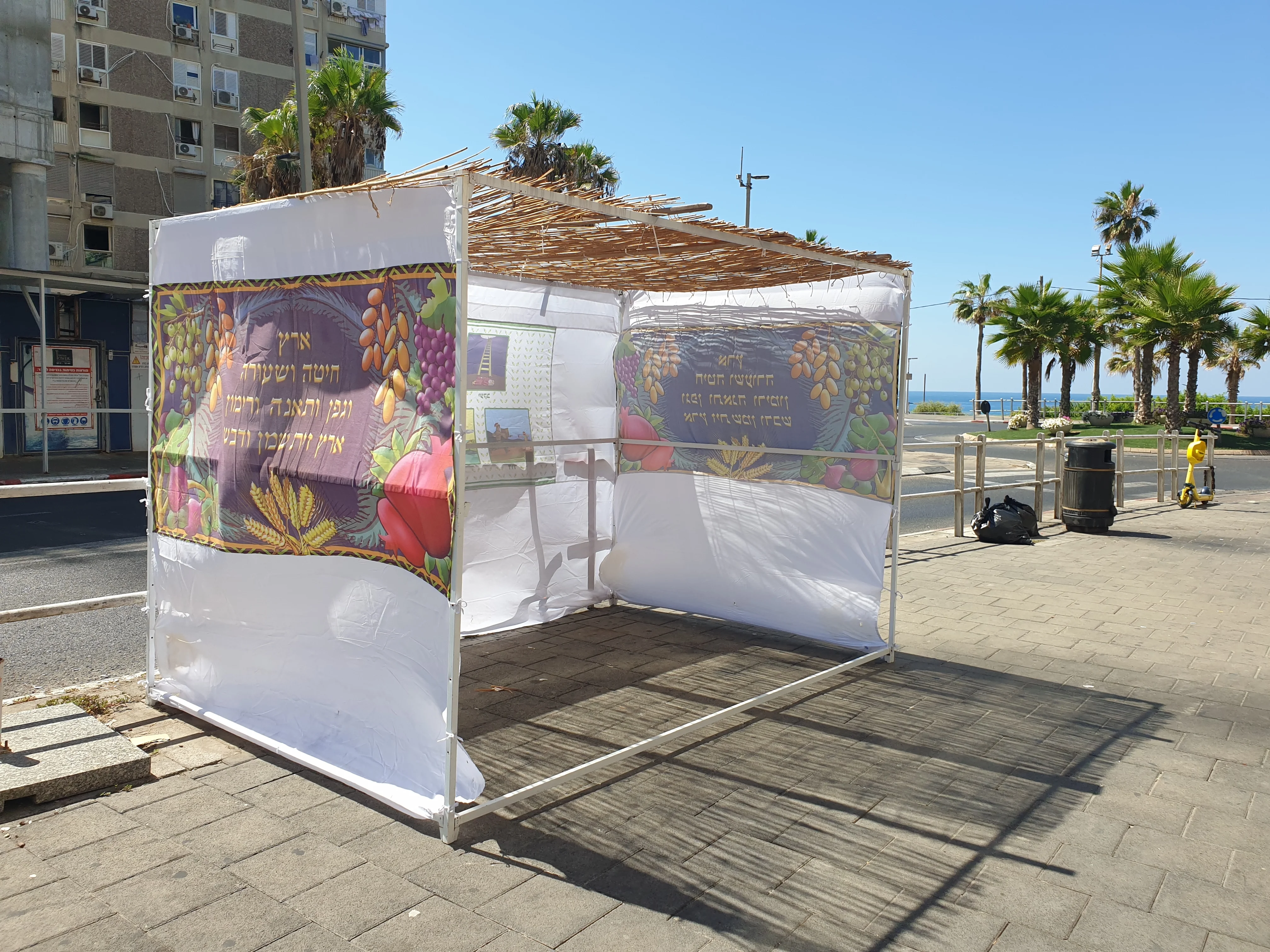 מה ההלכה אומרת על סוכה שתהיה פתוחה לרחוב? הרב אברהם ישעיהו בן חמו משיב על השאלה מה ההלכה אומרת על סוכה שתהיה פתוחה לרחוב? הרב אברהם ישעיהו בן חמו משיב על השאלה